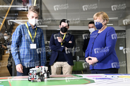 Angela Merkel besucht das TUMO Lernzentrum in Berlin