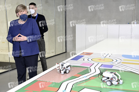 Angela Merkel besucht das TUMO Lernzentrum in Berlin