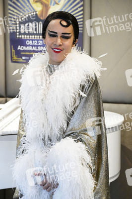 Pressekonferenz zur neu überarbeiteten Revue 'Berlin Berlin' in Berlin