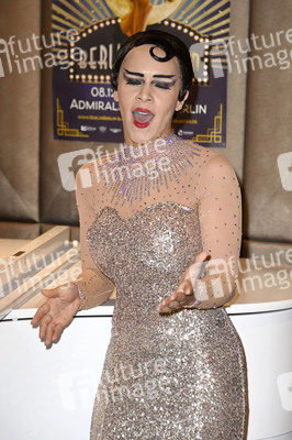 Pressekonferenz zur neu überarbeiteten Revue 'Berlin Berlin' in Berlin