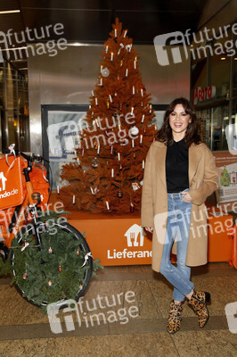 Natalia Avelon eröffnet Wunschbaum in Berlin