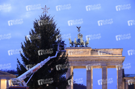 Weihnachtsbaum am Brandenburger Tor in Berlin