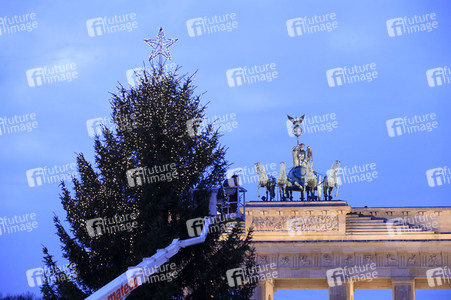 Weihnachtsbaum am Brandenburger Tor in Berlin