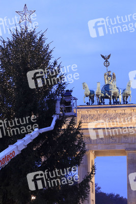 Weihnachtsbaum am Brandenburger Tor in Berlin