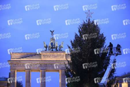 Weihnachtsbaum am Brandenburger Tor in Berlin