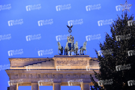Weihnachtsbaum am Brandenburger Tor in Berlin