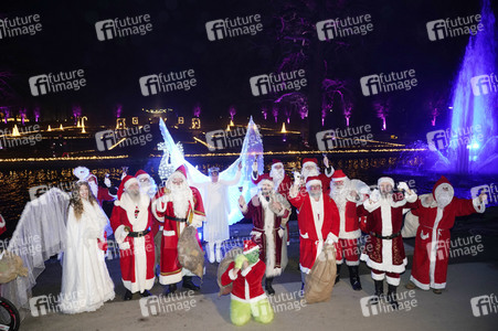 Weihnachtsmannvollversammlung bei Weihnachten im Tierpark in Berlin