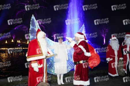 Weihnachtsmannvollversammlung bei Weihnachten im Tierpark in Berlin