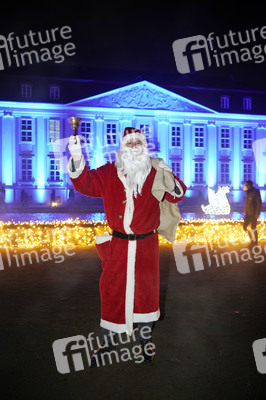 Weihnachtsmannvollversammlung bei Weihnachten im Tierpark in Berlin