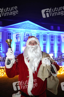 Weihnachtsmannvollversammlung bei Weihnachten im Tierpark in Berlin