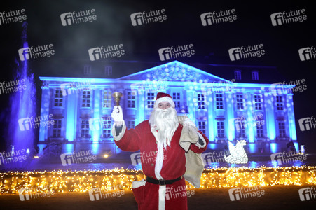 Weihnachtsmannvollversammlung bei Weihnachten im Tierpark in Berlin