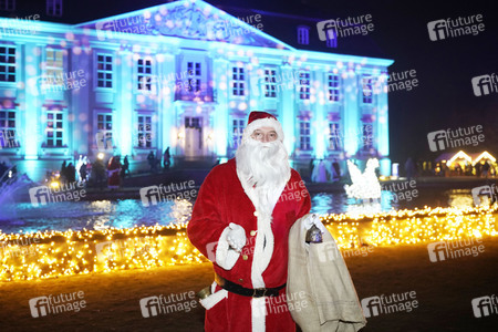 Weihnachtsmannvollversammlung bei Weihnachten im Tierpark in Berlin