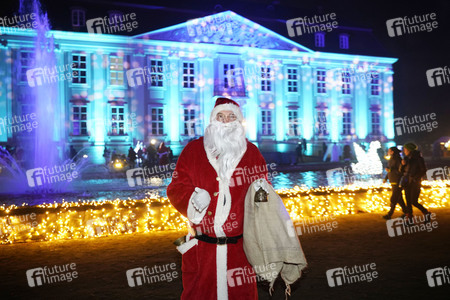 Weihnachtsmannvollversammlung bei Weihnachten im Tierpark in Berlin