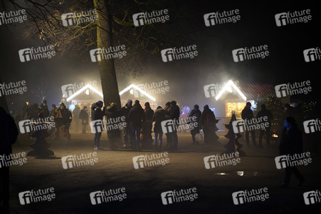 Weihnachtsmannvollversammlung bei Weihnachten im Tierpark in Berlin