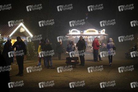 Weihnachtsmannvollversammlung bei Weihnachten im Tierpark in Berlin