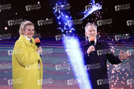 Silvestershow 'Celebrate at the Gate - Willkommen 2022' in Berlin