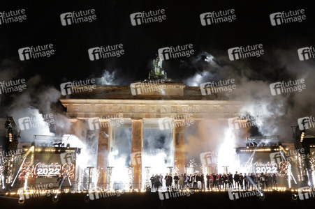 Silvestershow 'Celebrate at the Gate - Willkommen 2022' in Berlin