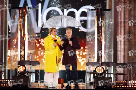 Silvestershow 'Celebrate at the Gate - Willkommen 2022' in Berlin