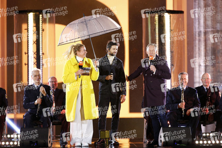 Silvestershow 'Celebrate at the Gate - Willkommen 2022' in Berlin