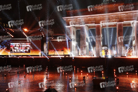 Silvestershow 'Celebrate at the Gate - Willkommen 2022' in Berlin
