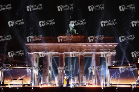 Silvestershow 'Celebrate at the Gate - Willkommen 2022' in Berlin