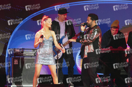 Silvestershow 'Celebrate at the Gate - Willkommen 2022' in Berlin