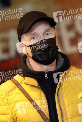 Vorstellung der Impfbanane-Buttons in Köln