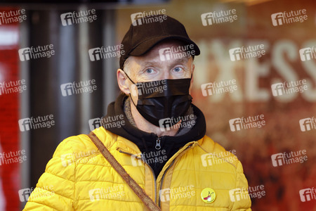 Vorstellung der Impfbanane-Buttons in Köln