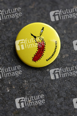 Vorstellung der Impfbanane-Buttons in Köln