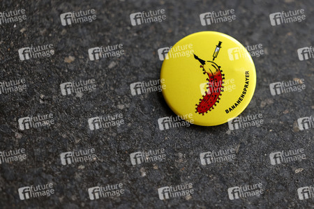 Vorstellung der Impfbanane-Buttons in Köln