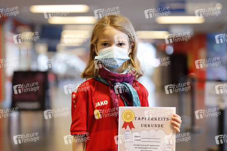 Vorstellung der Impfbanane-Buttons in Köln