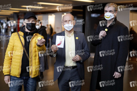 Vorstellung der Impfbanane-Buttons in Köln