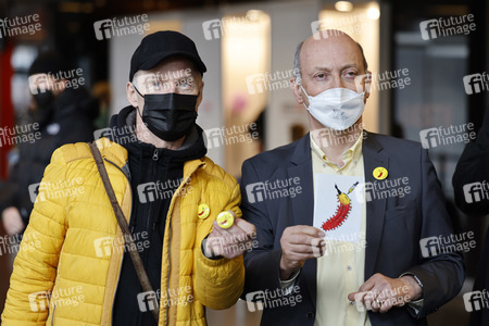Vorstellung der Impfbanane-Buttons in Köln