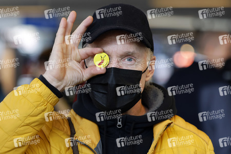 Vorstellung der Impfbanane-Buttons in Köln
