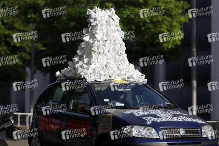 FFP 2 Masken auf Auto in Berlin
