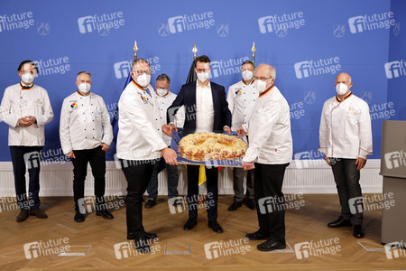 Übergabe der Neujahrsbrezel an Hendrik Wüst in Düsseldorf