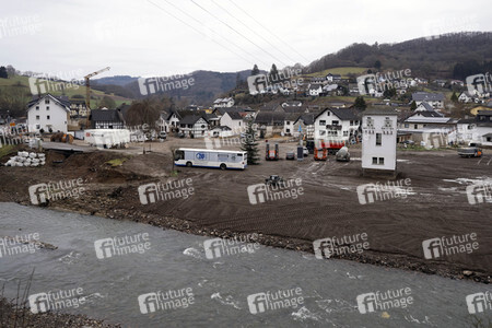 Malu Dreyer besucht Wiederaufbauarbeiten in Schuld