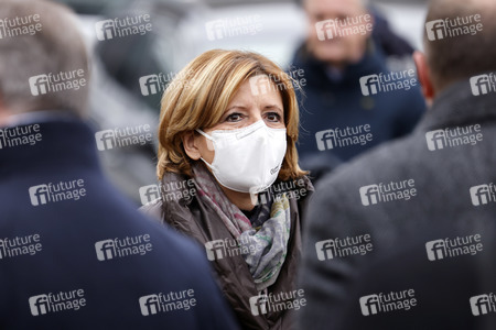 Malu Dreyer besucht Wiederaufbauarbeiten in Schuld