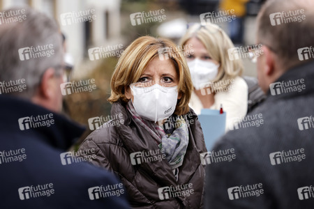Malu Dreyer besucht Wiederaufbauarbeiten in Schuld