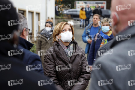 Malu Dreyer besucht Wiederaufbauarbeiten in Schuld