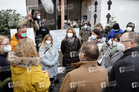 Malu Dreyer besucht Wiederaufbauarbeiten in Schuld