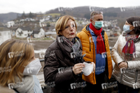 Malu Dreyer besucht Wiederaufbauarbeiten in Schuld