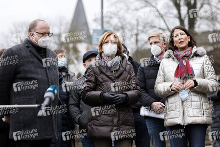 Malu Dreyer besucht Wiederaufbauarbeiten in Schuld