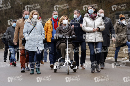 Malu Dreyer besucht Wiederaufbauarbeiten in Schuld
