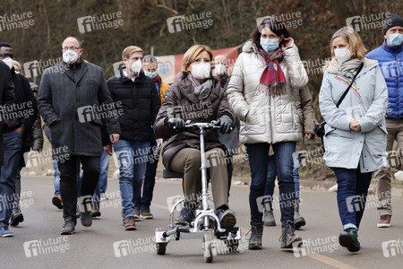 Malu Dreyer besucht Wiederaufbauarbeiten in Schuld