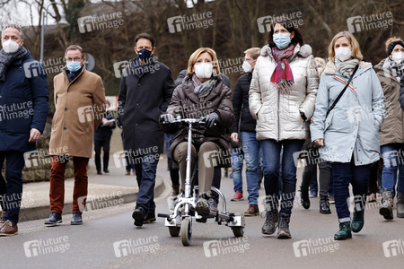 Malu Dreyer besucht Wiederaufbauarbeiten in Schuld