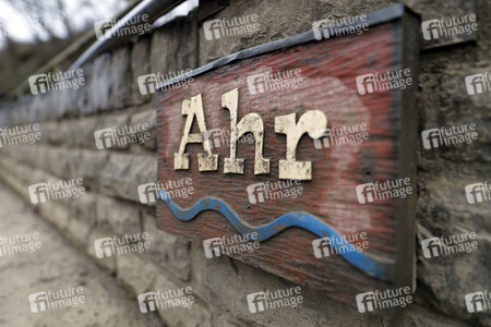 Malu Dreyer besucht Wiederaufbauarbeiten in Schuld
