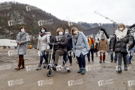 Malu Dreyer besucht Wiederaufbauarbeiten in Schuld
