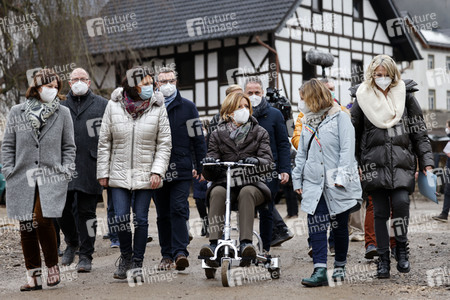 Malu Dreyer besucht Wiederaufbauarbeiten in Schuld