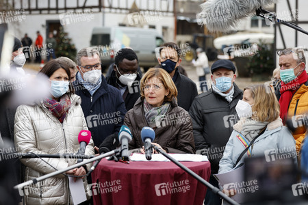 Malu Dreyer besucht Wiederaufbauarbeiten in Schuld